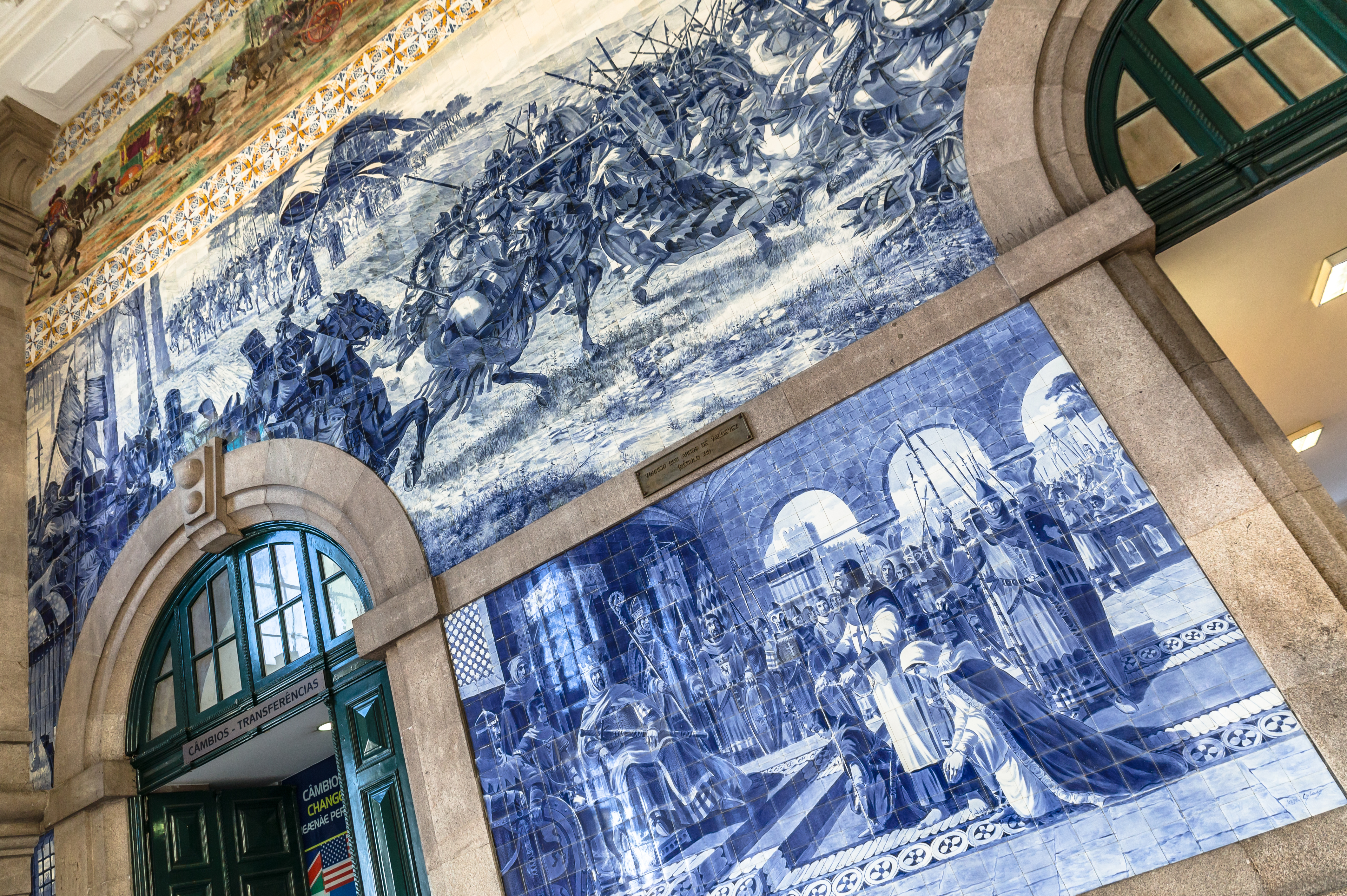 Smukke blå azulejo fliser med historiske scener på Sao Bento banegård i Porto Portugal