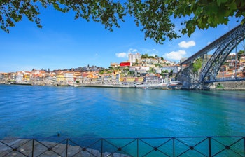 Panoramaudsigt over Portos maleriske skyline med den ikoniske Dom Luis jernbro over Douro-floden i Portugal