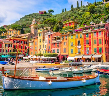 Farverige huse og fiskerbåde i Portofino havn på den italienske riviera med traditionel middelhavs arkitektur