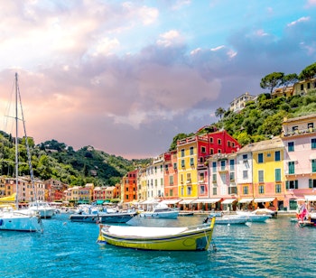 Den maleriske marina i Portofino med farverige bygninger og luksusbåde ved den italienske Riviera