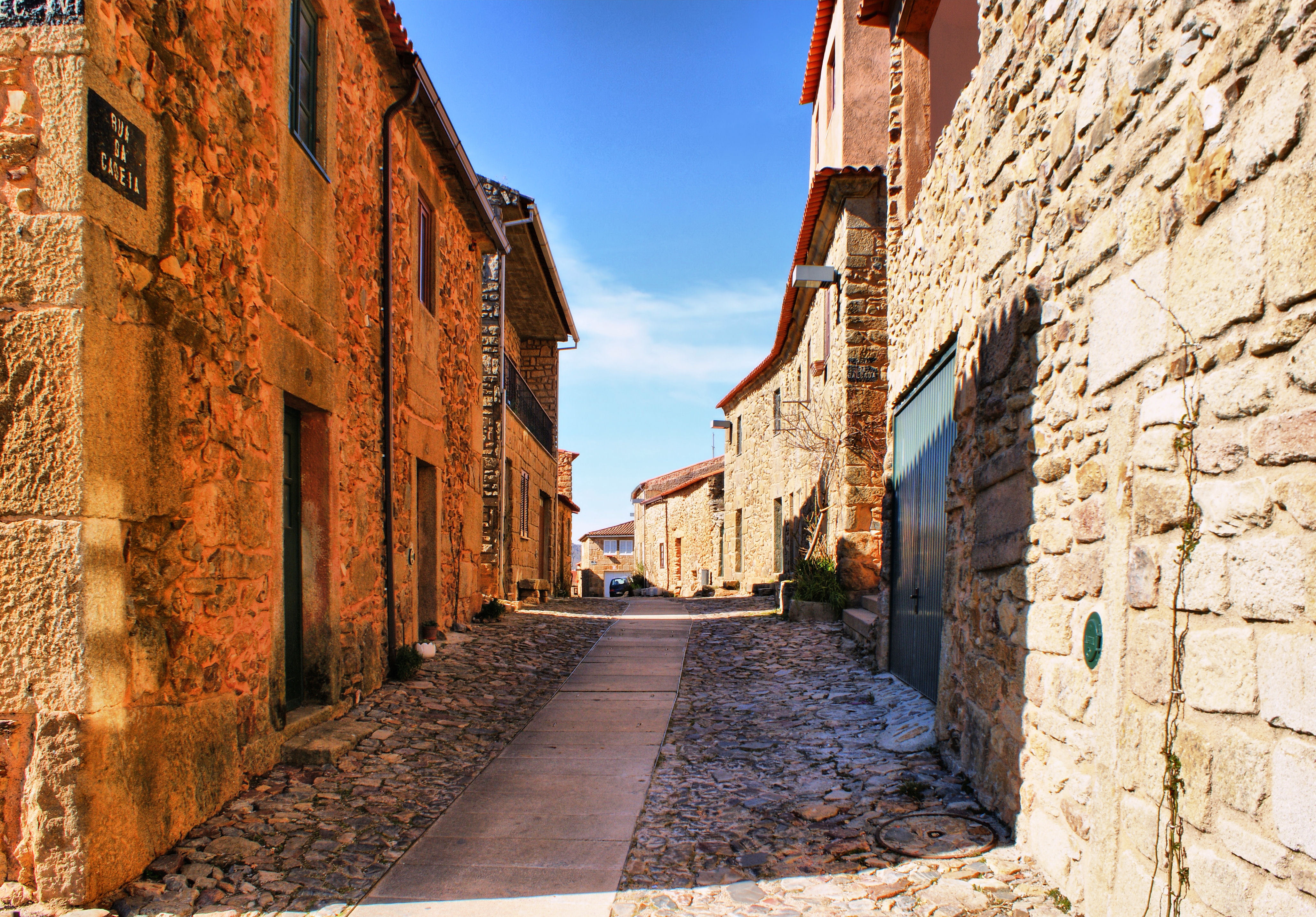 Historisk stengade i portugisisk landsby med traditionel arkitektur og brosten