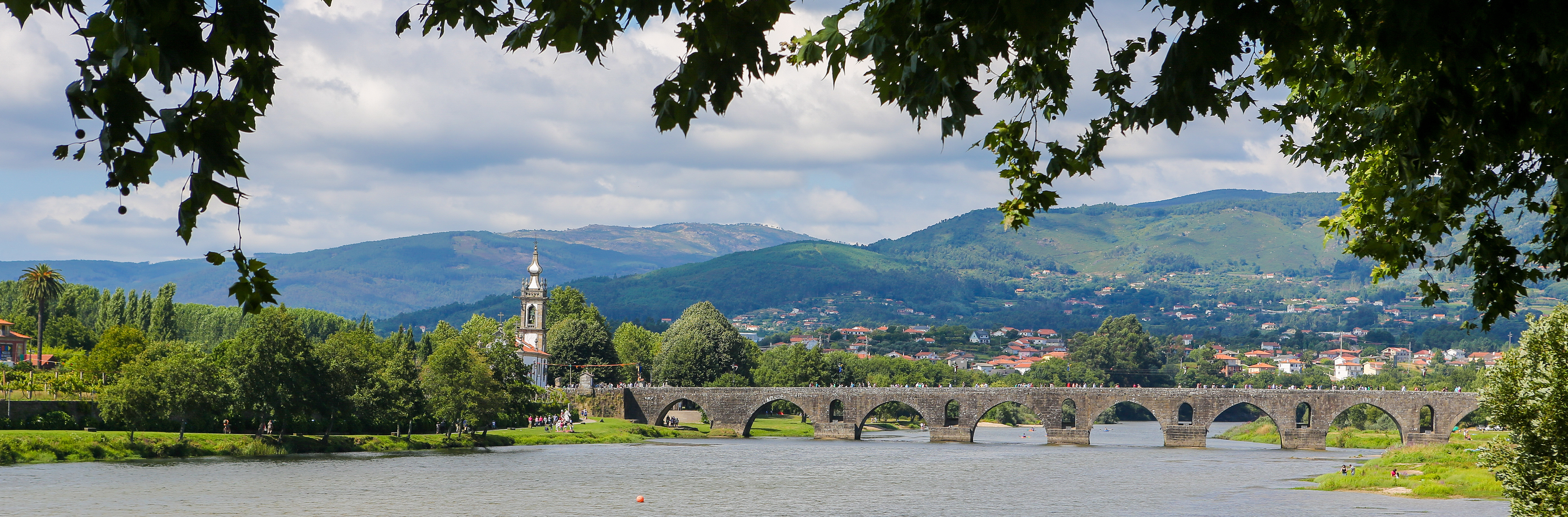 Panoramisk udsigt over Ponte de Lima i Portugal med den berømte romerske bro og smukt landskab.