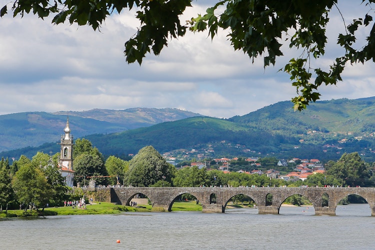 Panoramisk udsigt over Ponte de Lima i Portugal med den berømte romerske bro og smukt landskab.