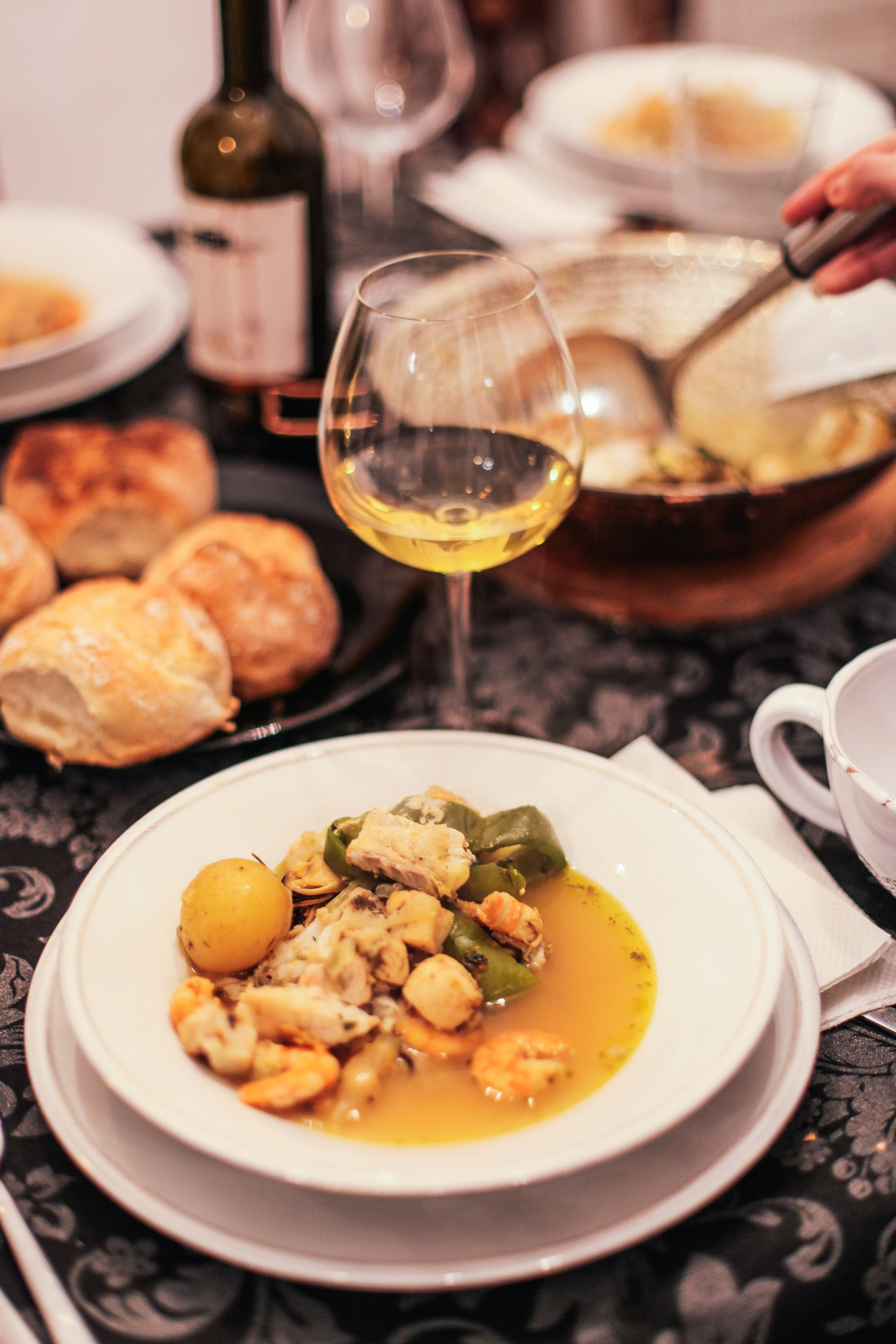 Traditionel portugisisk cataplana med friske rejer og fisk i en duftende sauce med farverige grøntsager, serveret i det karakteristiske kobberkogekar fra Algarve-regionen