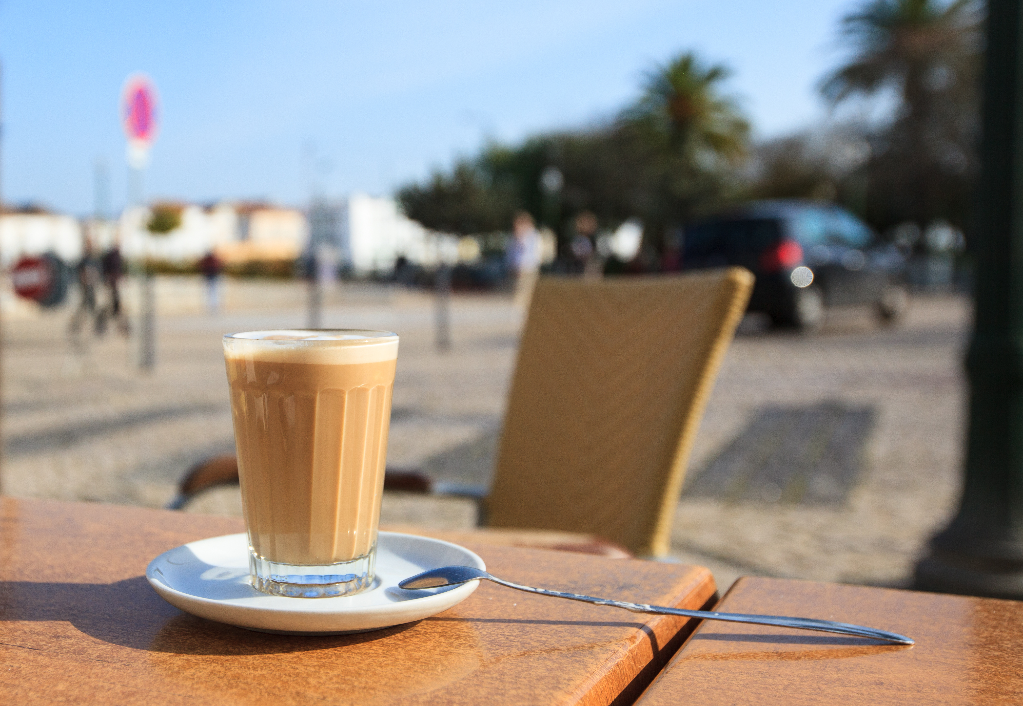 Traditionel portugisisk galao kaffe serveret på udendørs café terrasse i Tavira Algarve