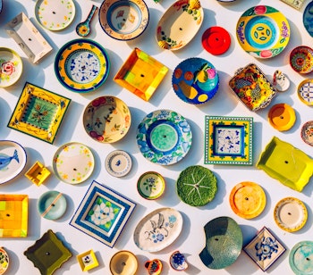 Farverig samling af traditionel portugisisk keramik med håndmalede mønstre fra Sagres i Algarve, typiske souvenirs fra de lokale markeder