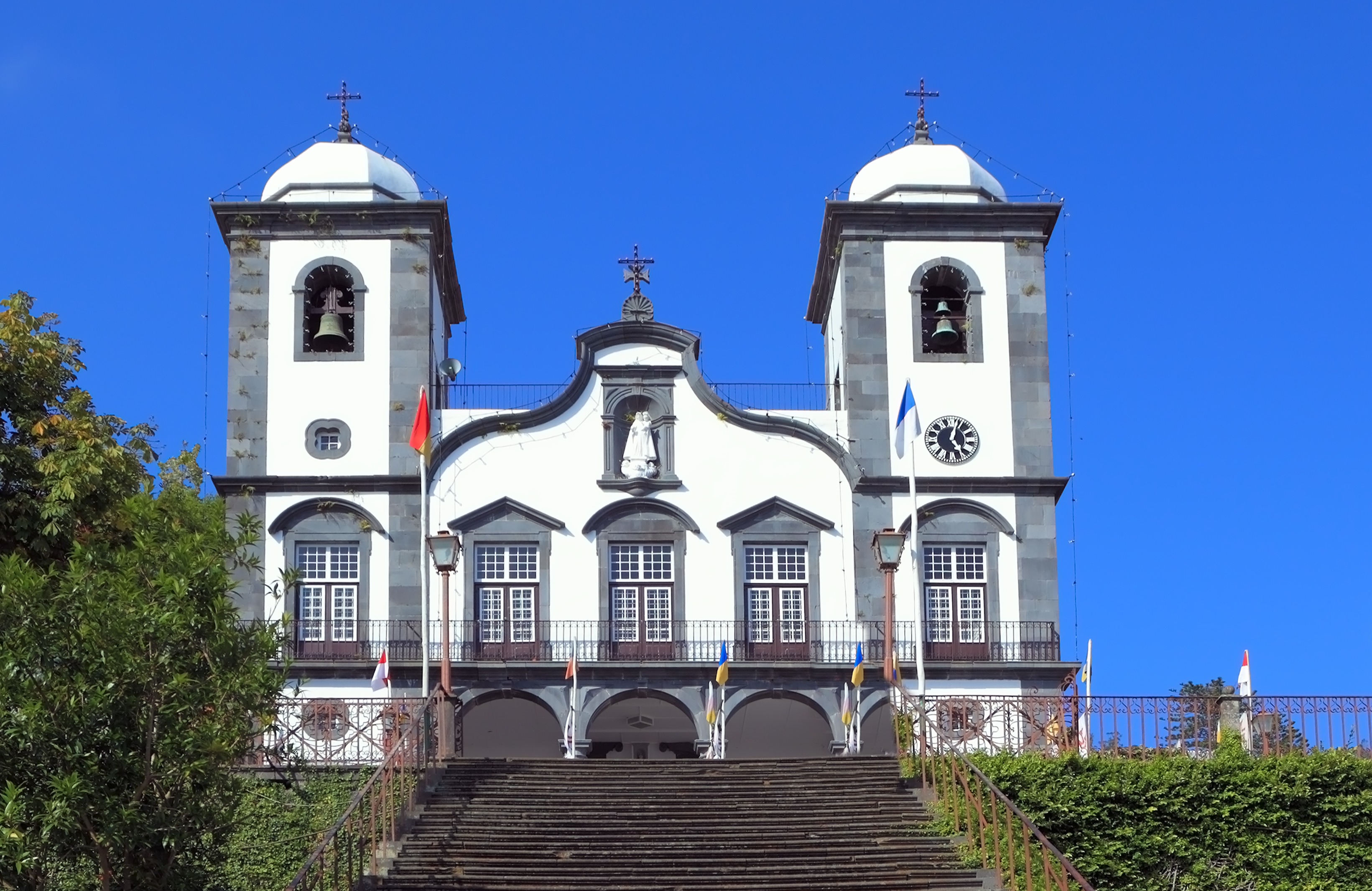 Smuk hvid portugisisk kirke med tvillingetårne og imponerende stentrappe