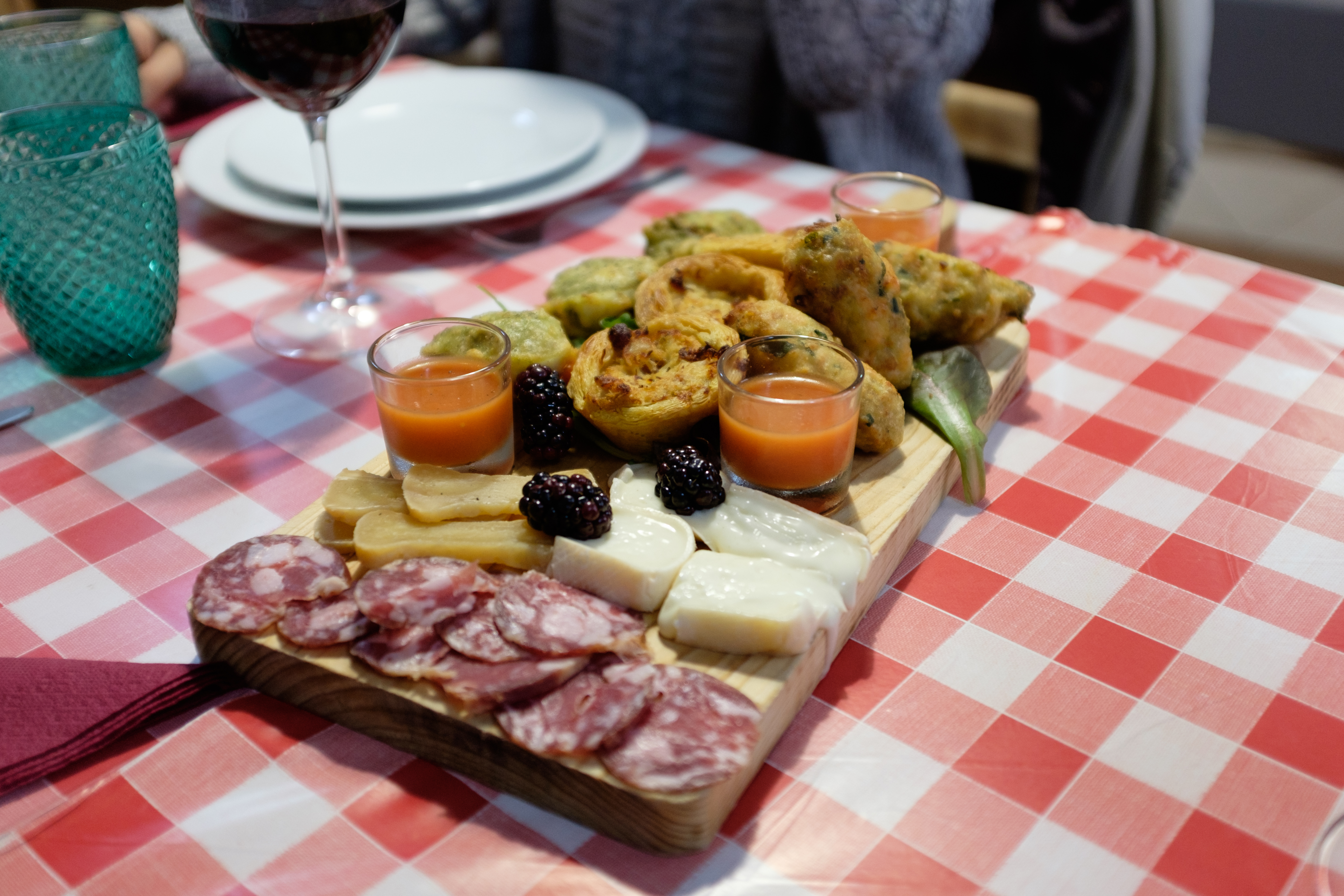 Traditionel portugisisk tapas med ost, pålæg og syltetøj på restaurant bord