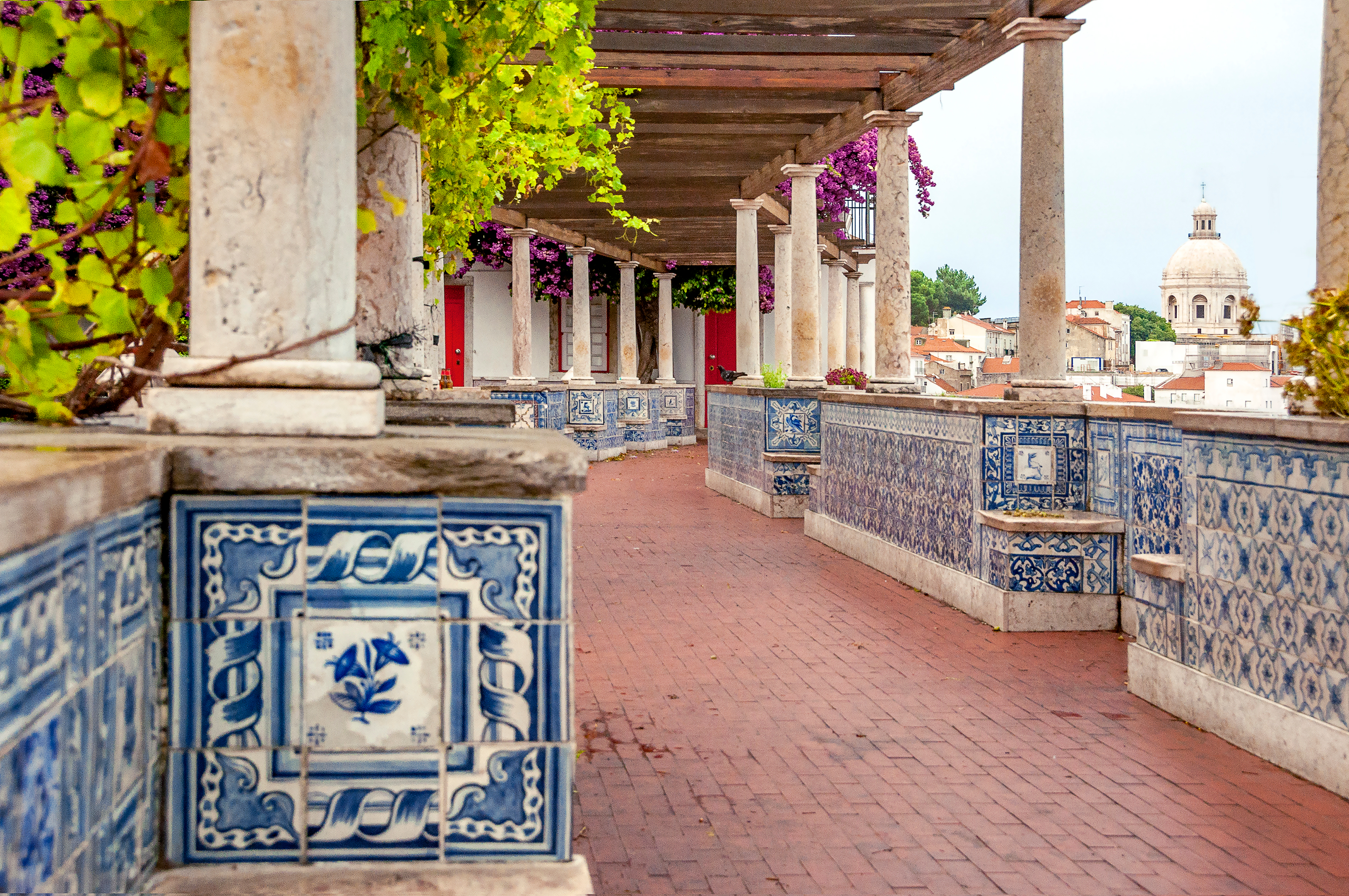 Traditionelle portugisiske azulejo fliser på historisk terrasse med udsigt over Lissabon