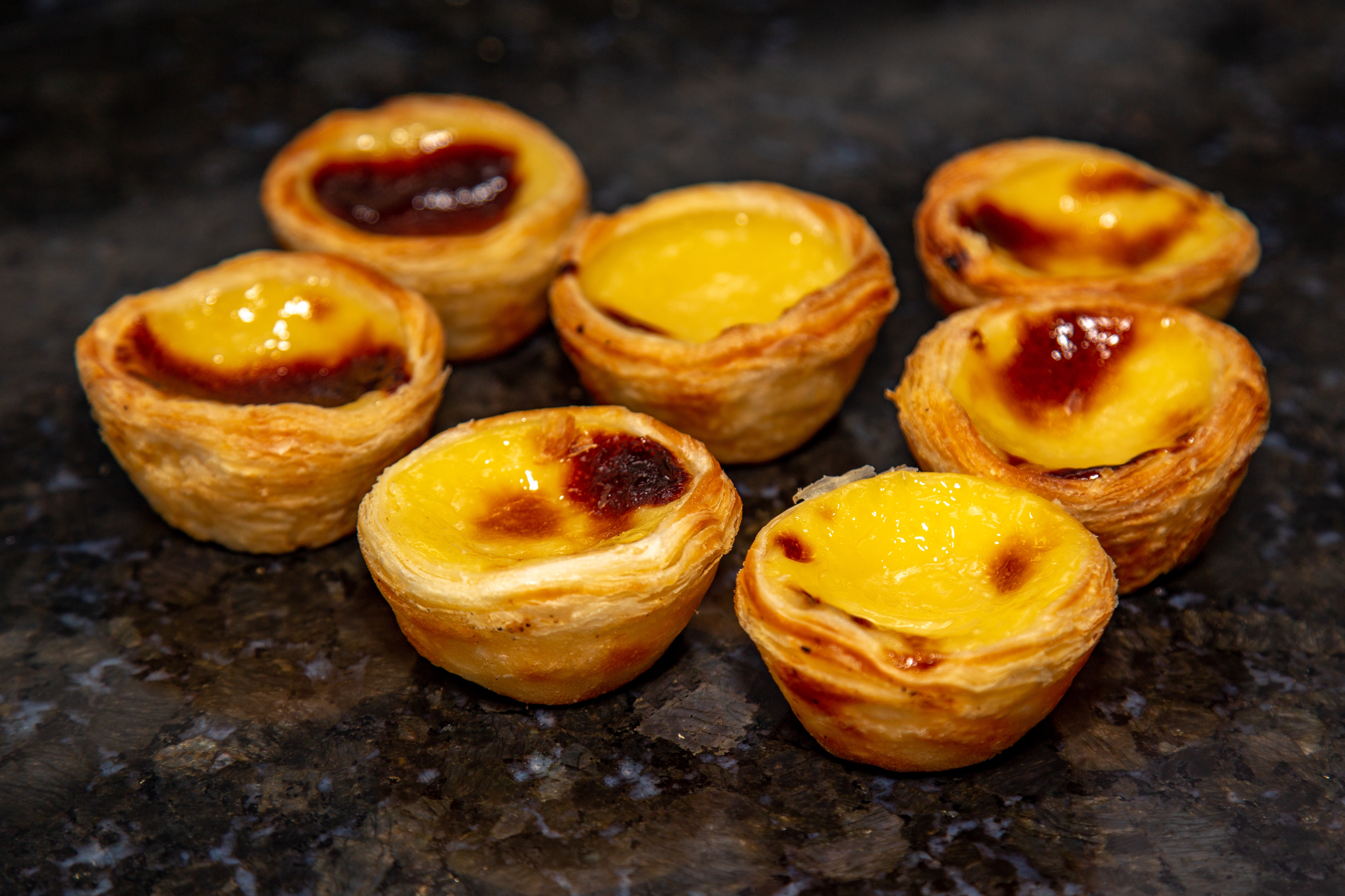 Traditionelle portugisiske pastéis de nata custard tærter fra Lissabon bageri