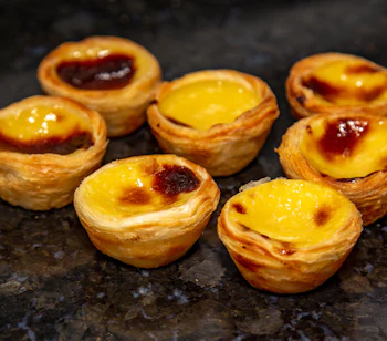 Traditionelle portugisiske pastéis de nata custard tærter fra Lissabon bageri