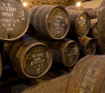 Historiske træfade med portvin under modning i de traditionelle vinkældre i Vila Nova de Gaia, Portugal, hvor den berømte portugisiske portvin lagres