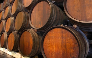 Traditionelle portvinsfade stablet i historisk vinkælder i Porto, Portugal - en smuk del af vinproduktionen