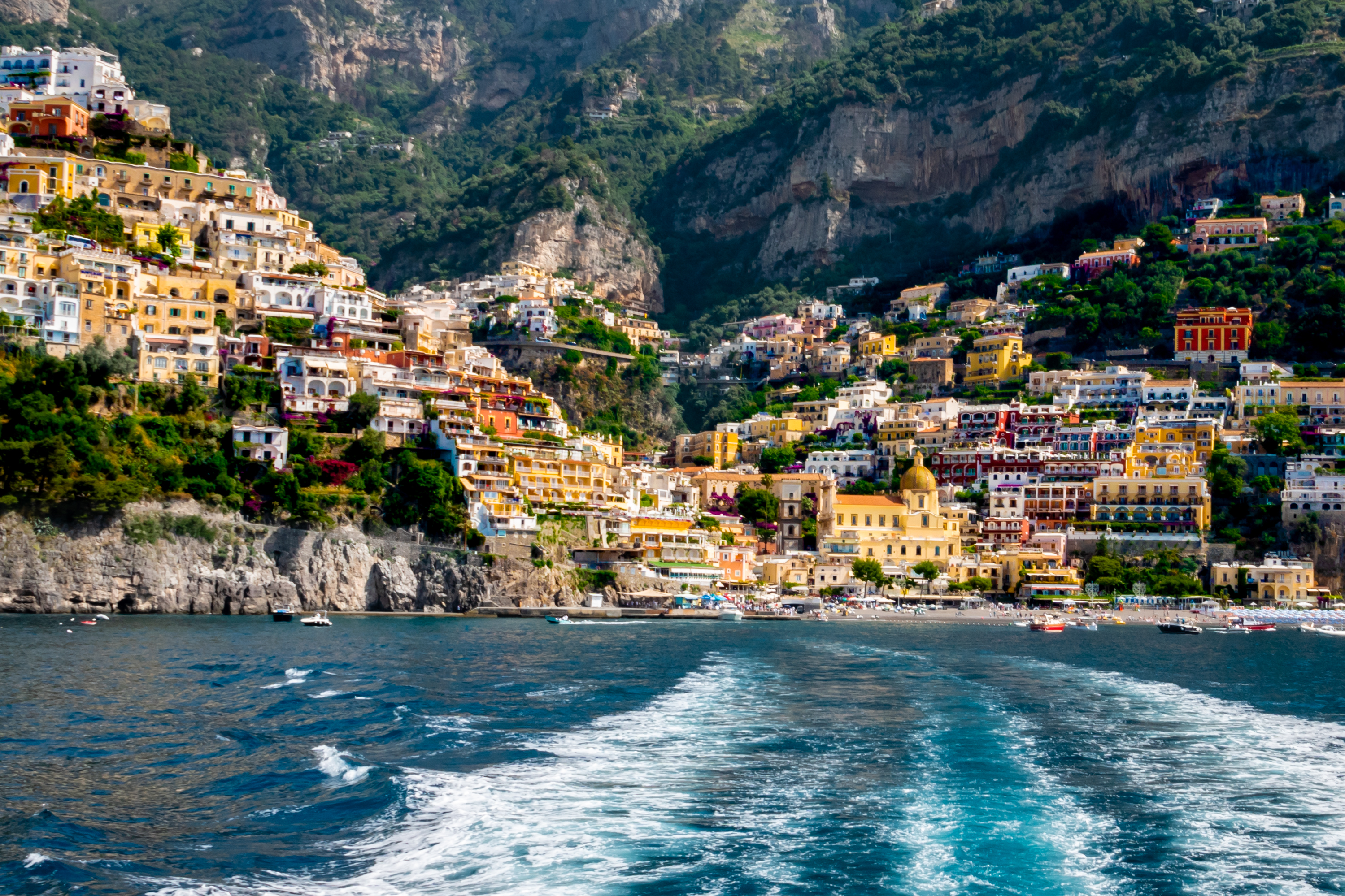 Smuk udsigt til Positano landsby på Amalfikysten fra båd med farverige huse på klipper