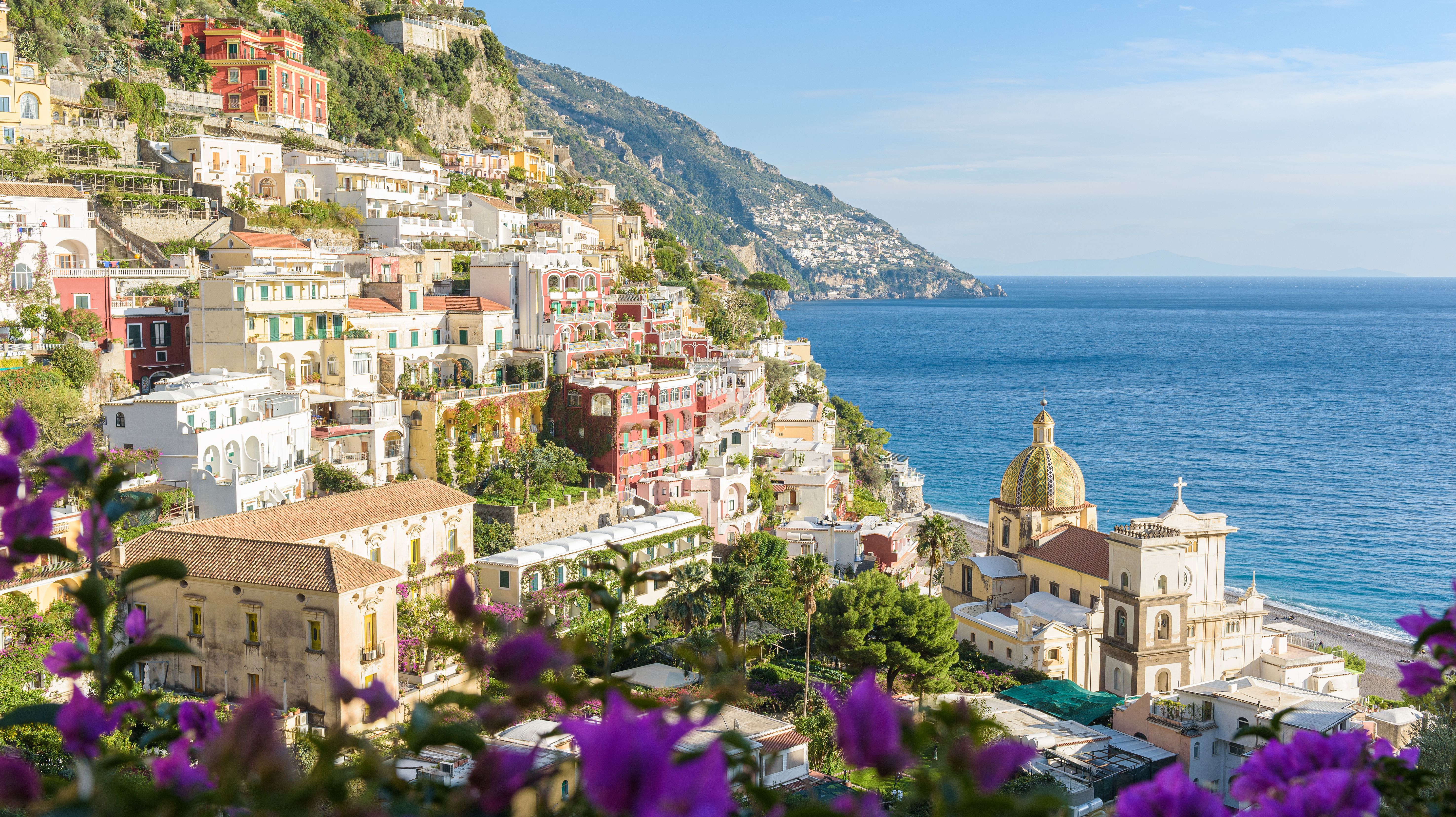 Smuk kystby Positano paa Amalfikysten med farverige huse og kirke ved Middelhavet