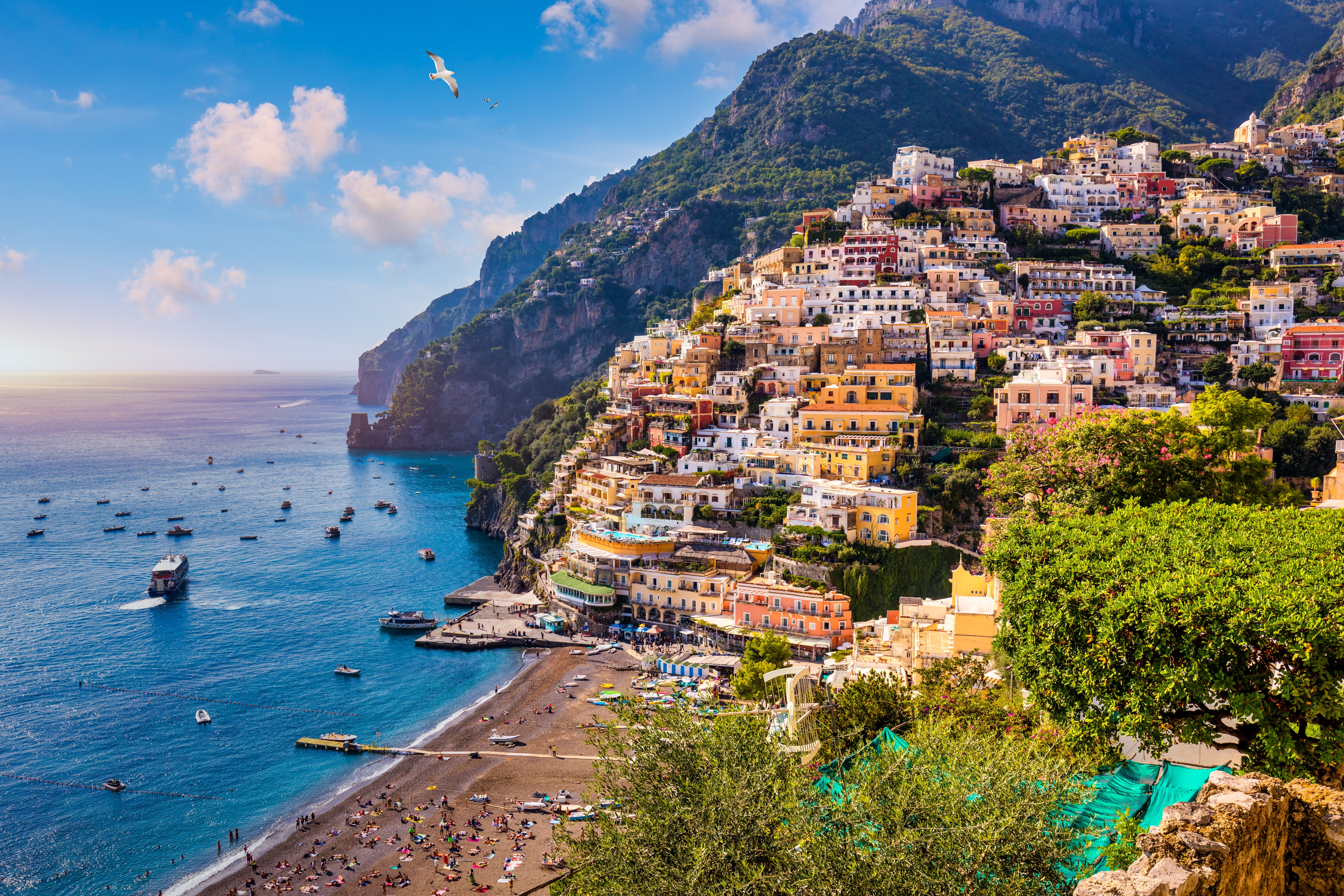 Smuk udsigt over Positano by med farverige huse på klipperne ved Amalfi-kysten i Italien