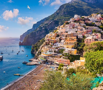Smuk udsigt over Positano by med farverige huse på klipperne ved Amalfi-kysten i Italien