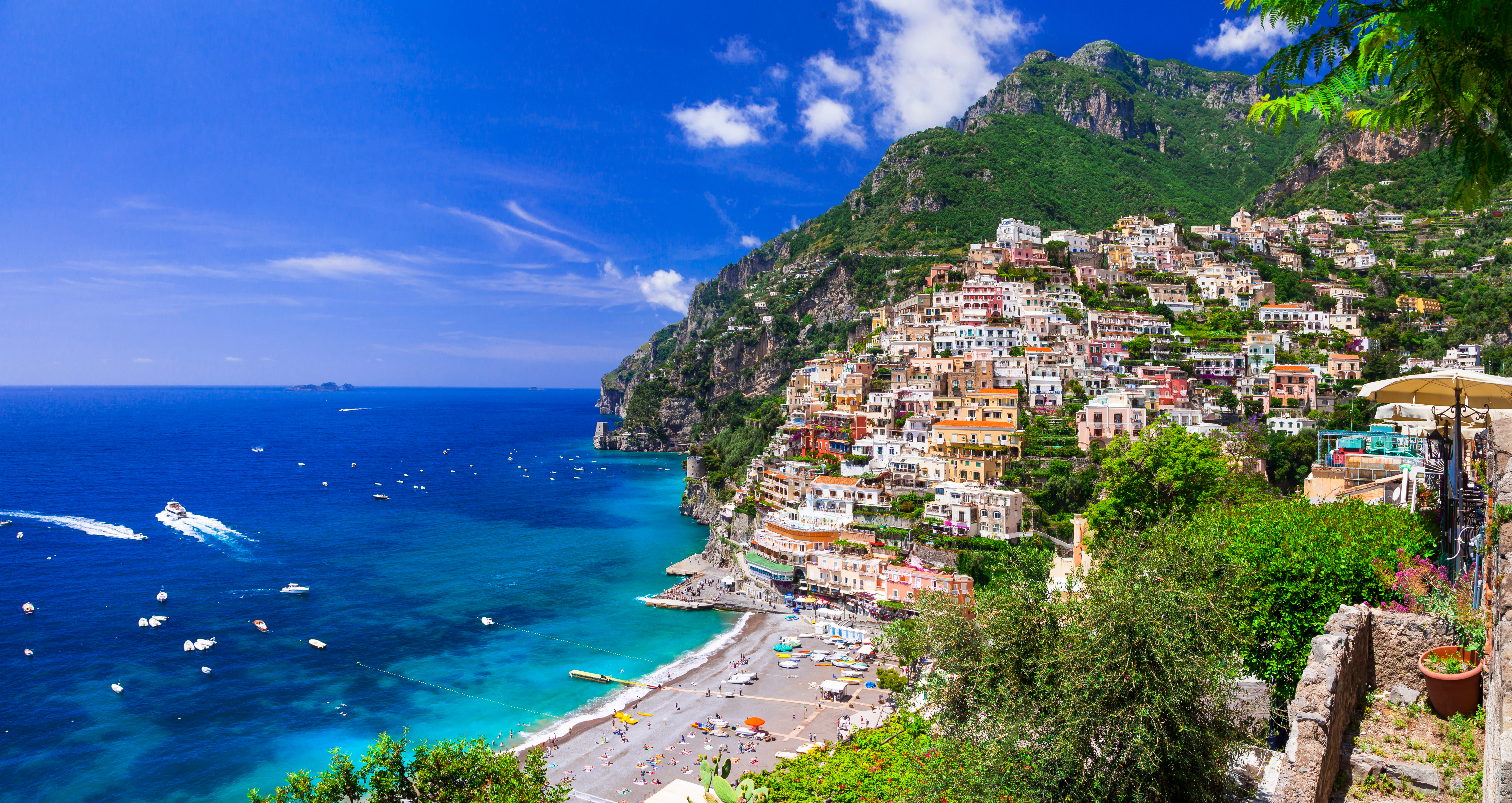 Smukke Positano by på Amalfikysten med farverige huse og turkisblåt middelhav