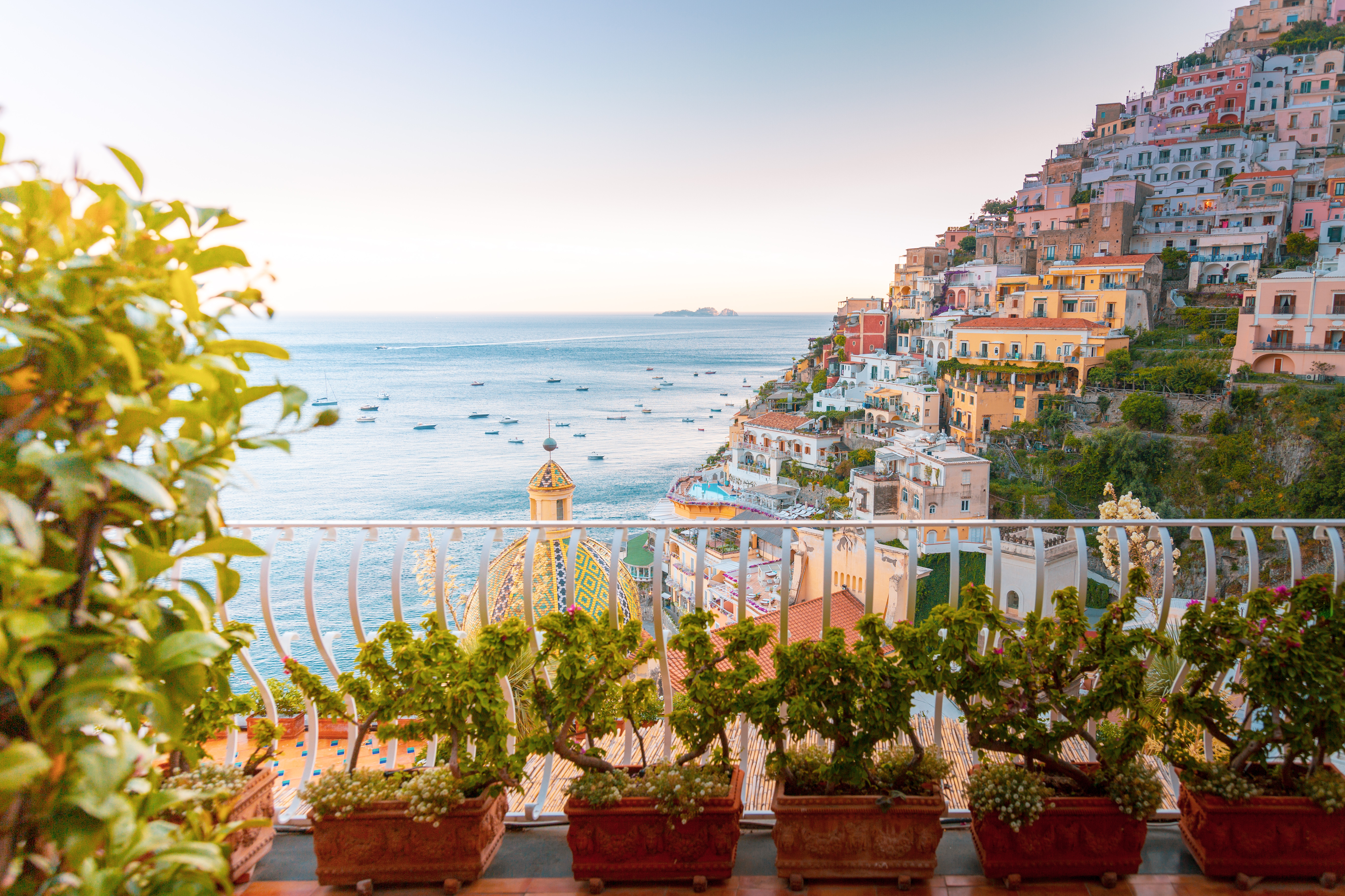 Smuk solnedgang over Positano på Amalfi-kysten med farverige huse og terrasser med havudsigt