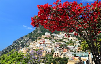 Maleriske Positano på Amalfikysten med farverige bygninger der falder ned mod det azurblå Middelhav i Syditalien