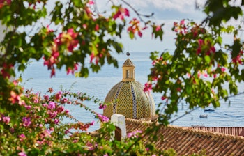 Betagende udsigt over Positano med farverige bygninger ved Amalfikysten i Campania, Italien