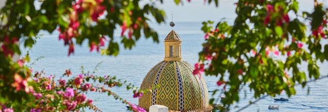 Betagende udsigt over Positano med farverige bygninger ved Amalfikysten i Campania, Italien
