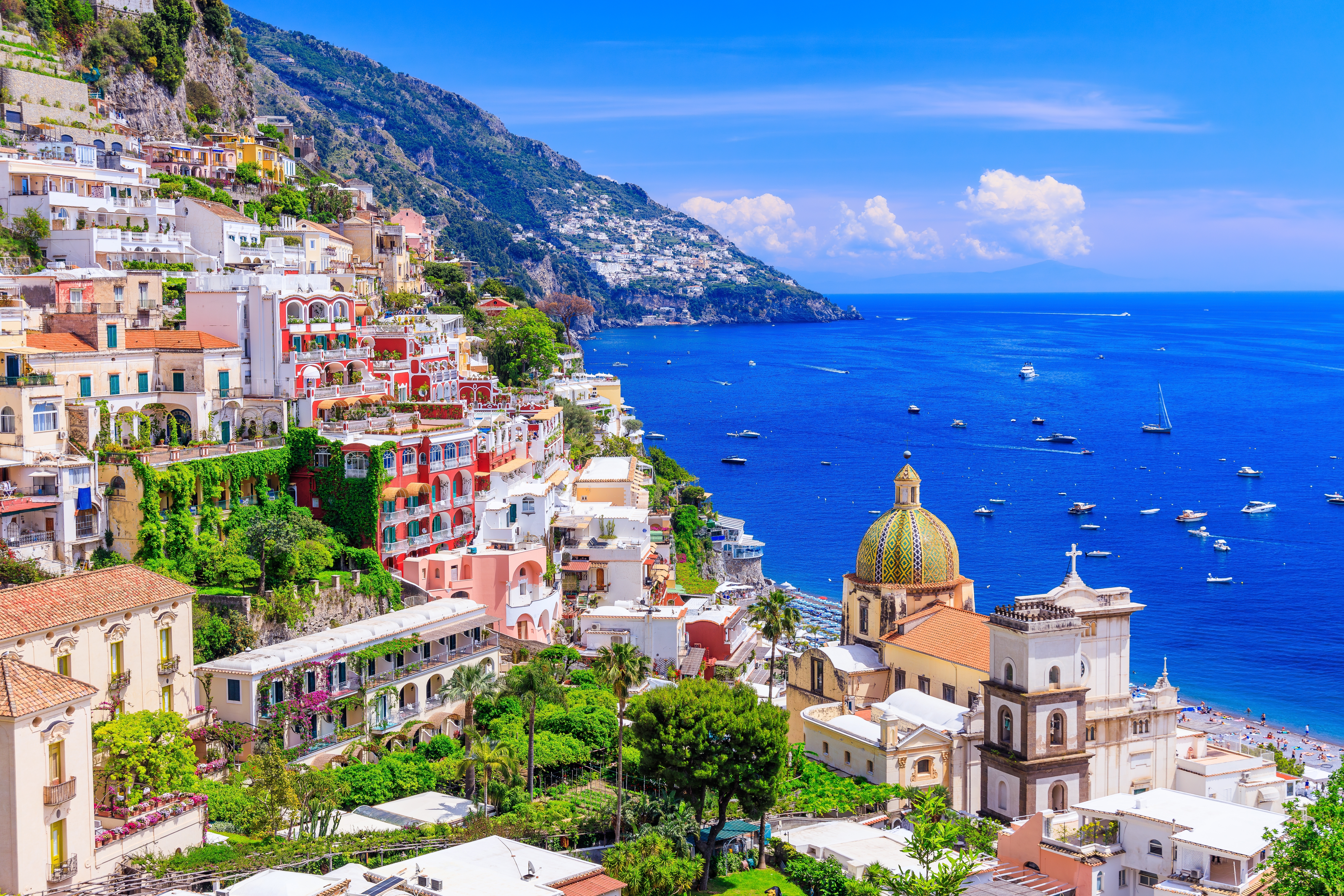 Betagende udsigt over Positano by på Amalfikysten med farverige huse bygget på klipperne ud til det azurblå Middelhav