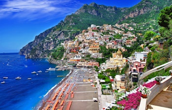Den maleriske kystby Positano med farverige bygninger bygget på klipperne langs Amalfi-kysten i Italien