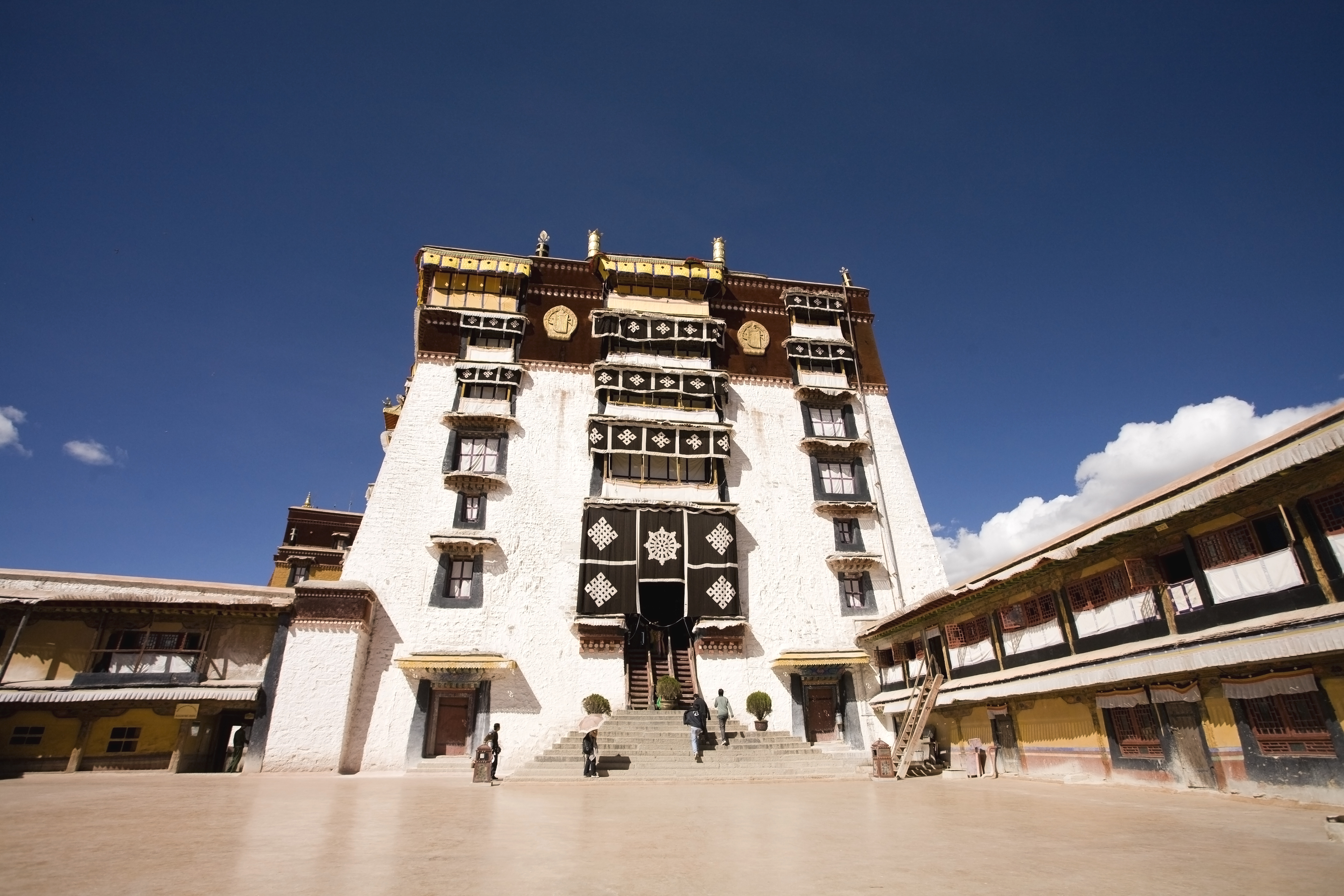 Det majestætiske Potala Palads i Lhasa Tibet med traditionel tibetansk arkitektur
