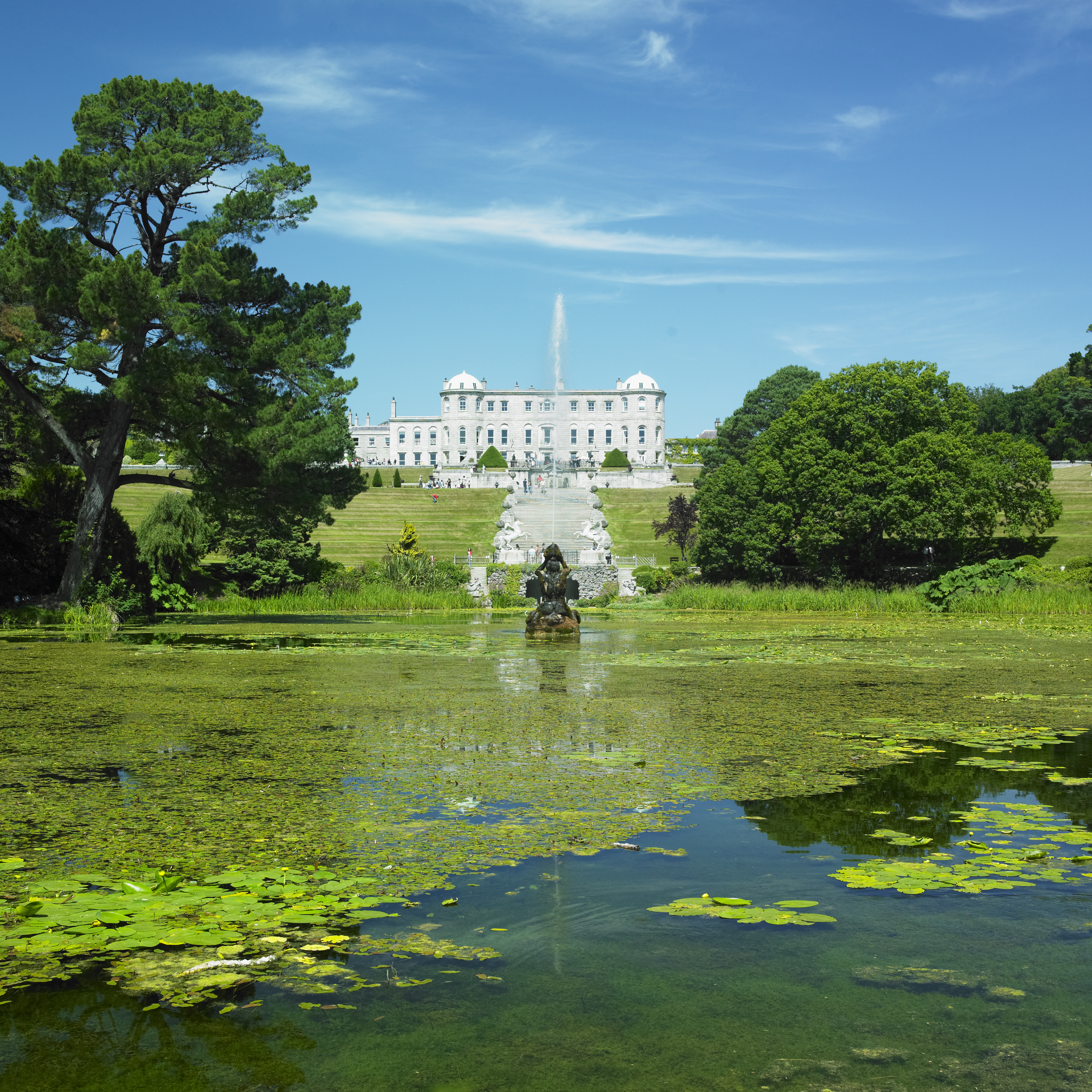 Powerscourt House og have med sø og springvand i County Wicklow, Irland