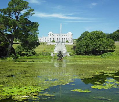 Powerscourt House og have med sø og springvand i County Wicklow, Irland