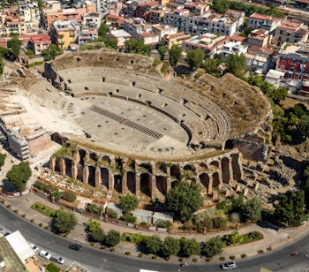 Luftfoto af det antikke romerske amfiteater i Pozzuoli nær Napoli, Italien