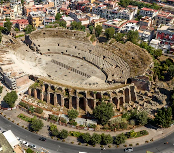 Luftfoto af det antikke romerske amfiteater i Pozzuoli nær Napoli, Italien