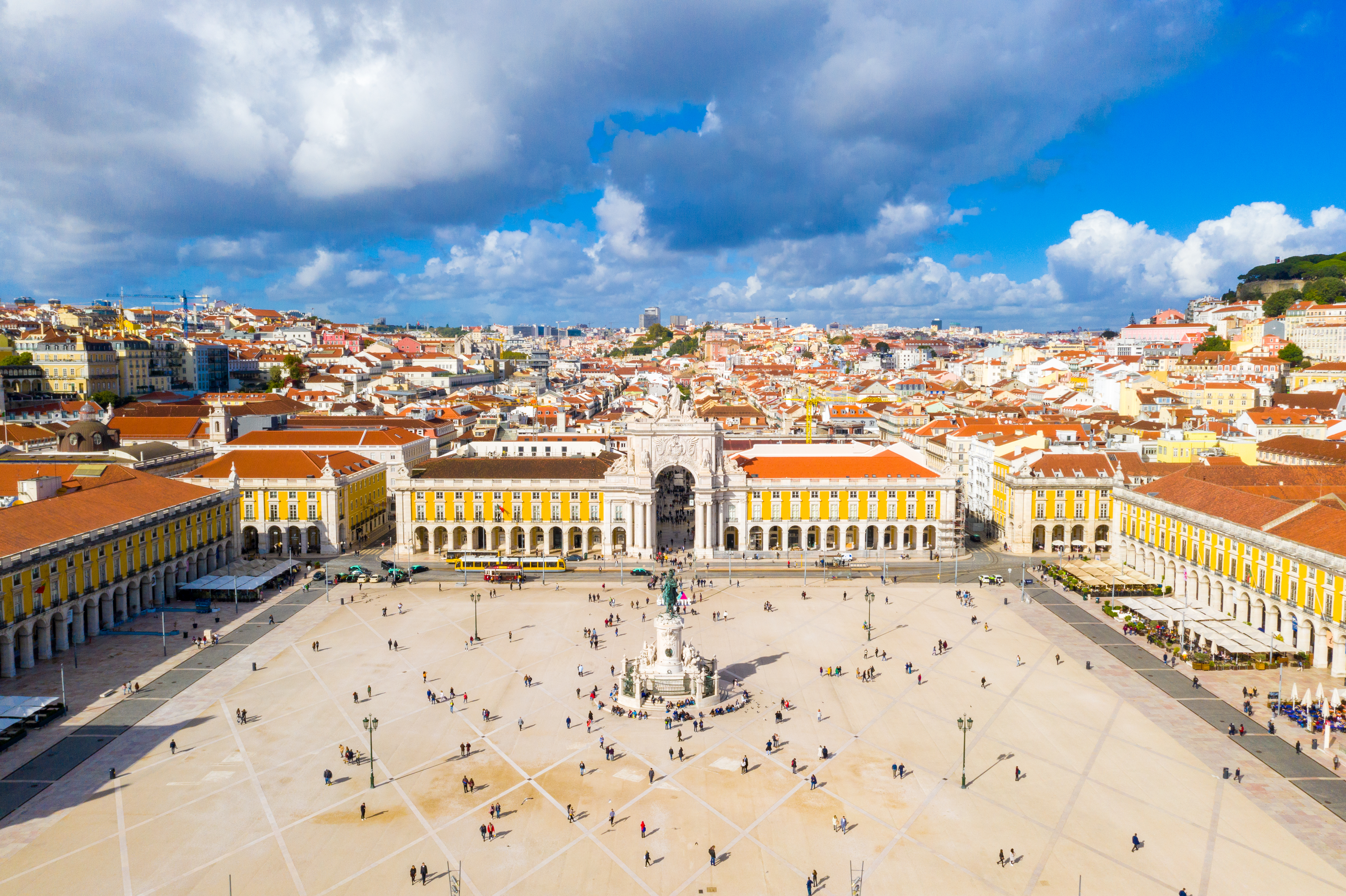 Luftfoto af Praça do Comércio i Lissabon Portugal med gule bygninger og triumfbue