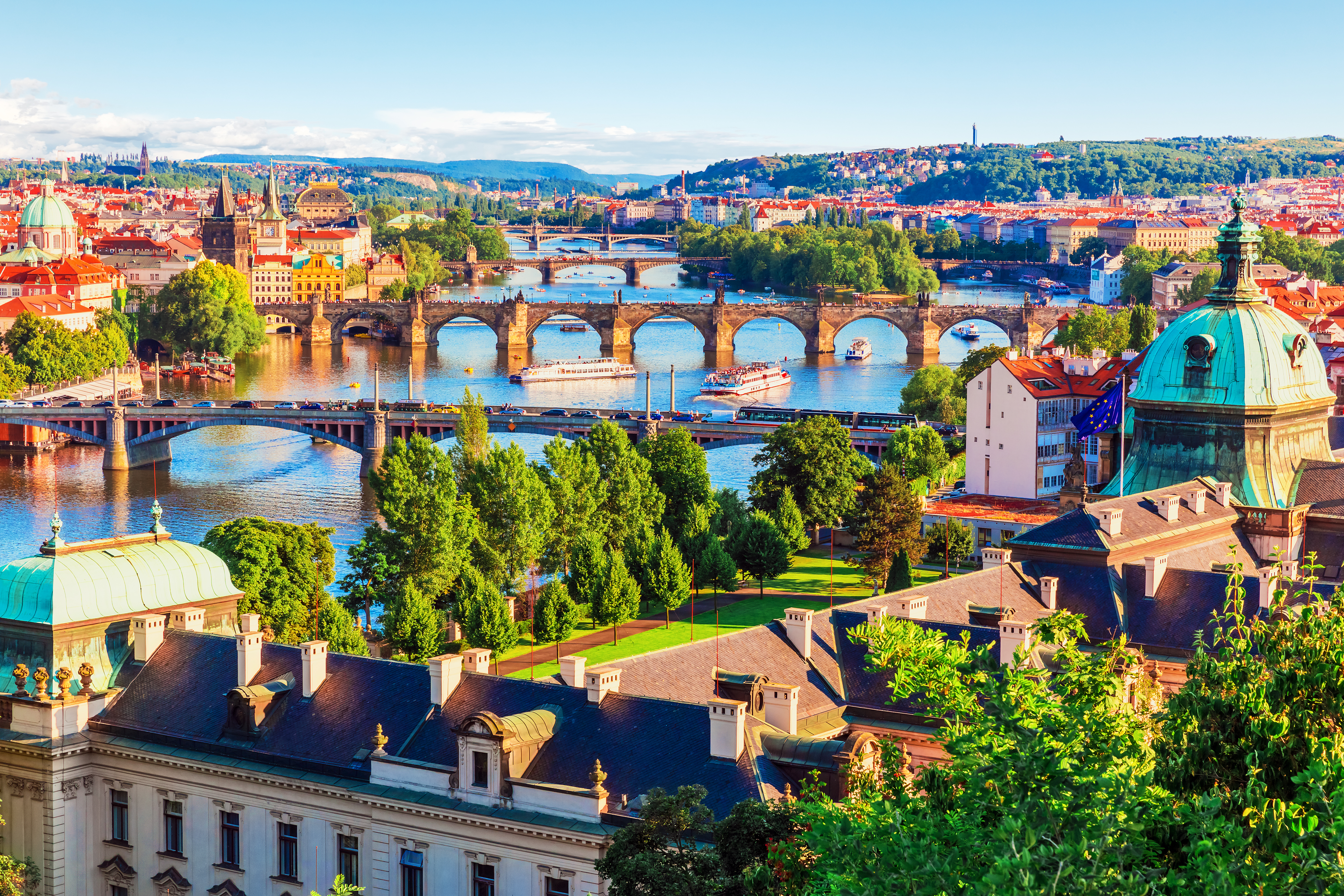 Luftfoto af Prags smukke broer over Vltava floden med historisk arkitektur og slot i baggrunden