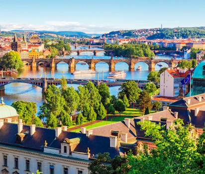 Luftfoto af Prags smukke broer over Vltava floden med historisk arkitektur og slot i baggrunden