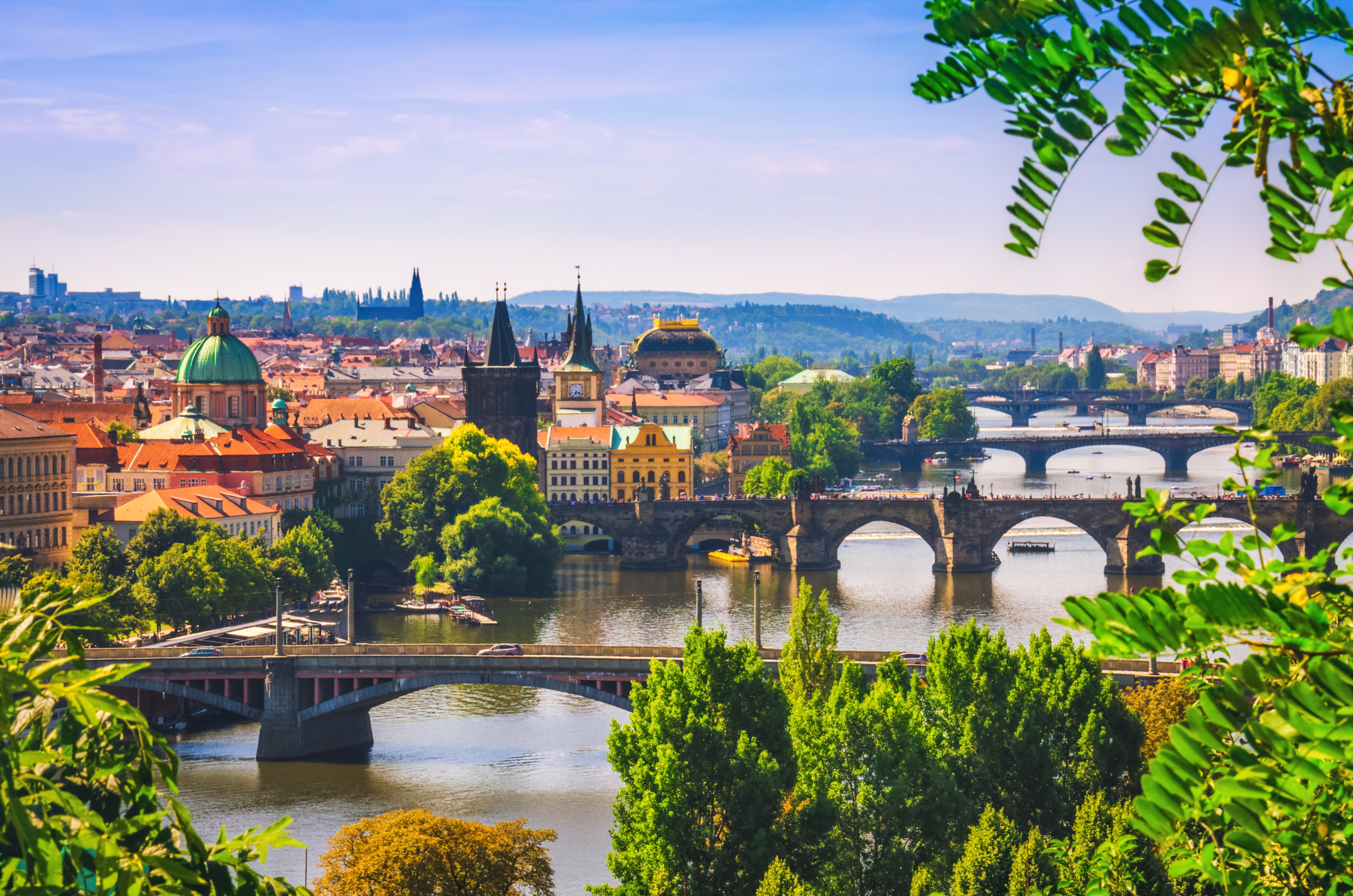 Smuk udsigt over Prag med Charles Bridge og Vltava-floden på en solrig dag