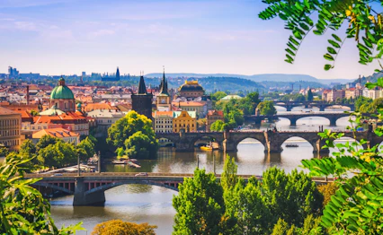 Smuk udsigt over Prag med Charles Bridge og Vltava-floden på en solrig dag