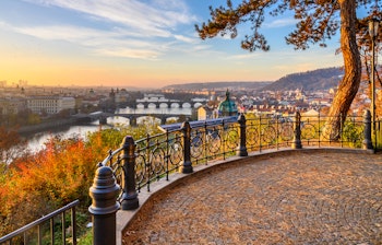 Prahas smukke efterårsudsigt fra Petrin Bakke med Vltava-floden og historiske broer i solnedgang