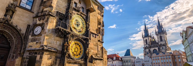 Prag Gamle Byplads med det berømte astronomiske ur og gotiske kirketårne ved solopgang