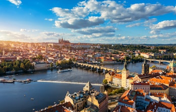 Smuk panoramaudsigt over Prags historiske centrum med Karlsbroen og Vltava floden