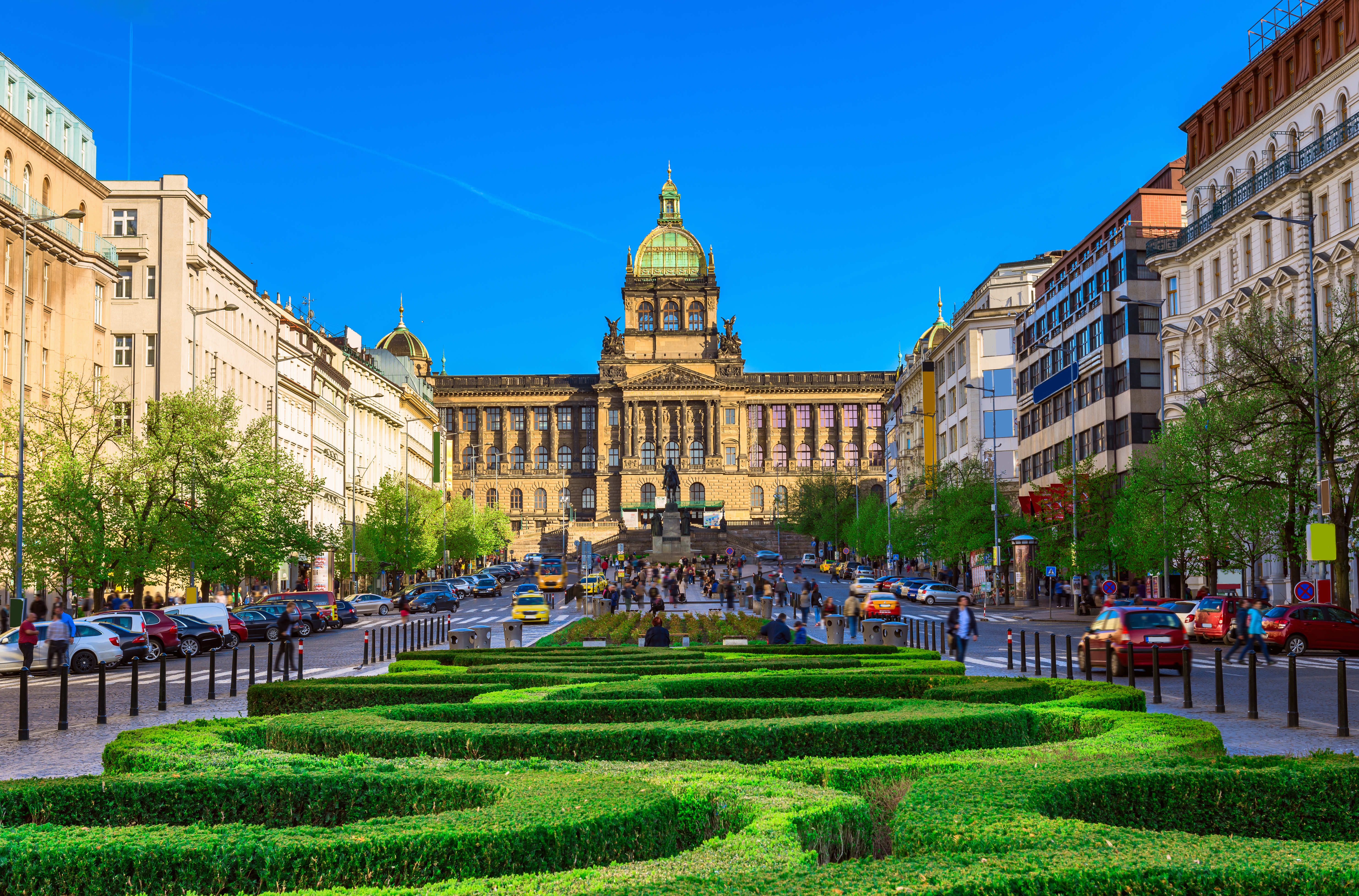 Prags Nationalmuseum med gylden kuppel på Wenceslas Plads om aftenen med smukke haver
