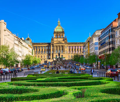 Prags Nationalmuseum med gylden kuppel på Wenceslas Plads om aftenen med smukke haver