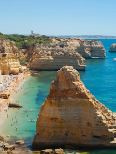 Smuk udsigt over Praia da Marinha stranden i Algarve med gyldne klipper, turkisblåt vand og sandstrand - et populært ferieområde i Sydportugal