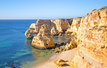 Betagende udsigt over Praia de Marinha-stranden i Algarve med gyldne kalkstensklipper og azurblåt hav - en af Portugals smukkeste strande