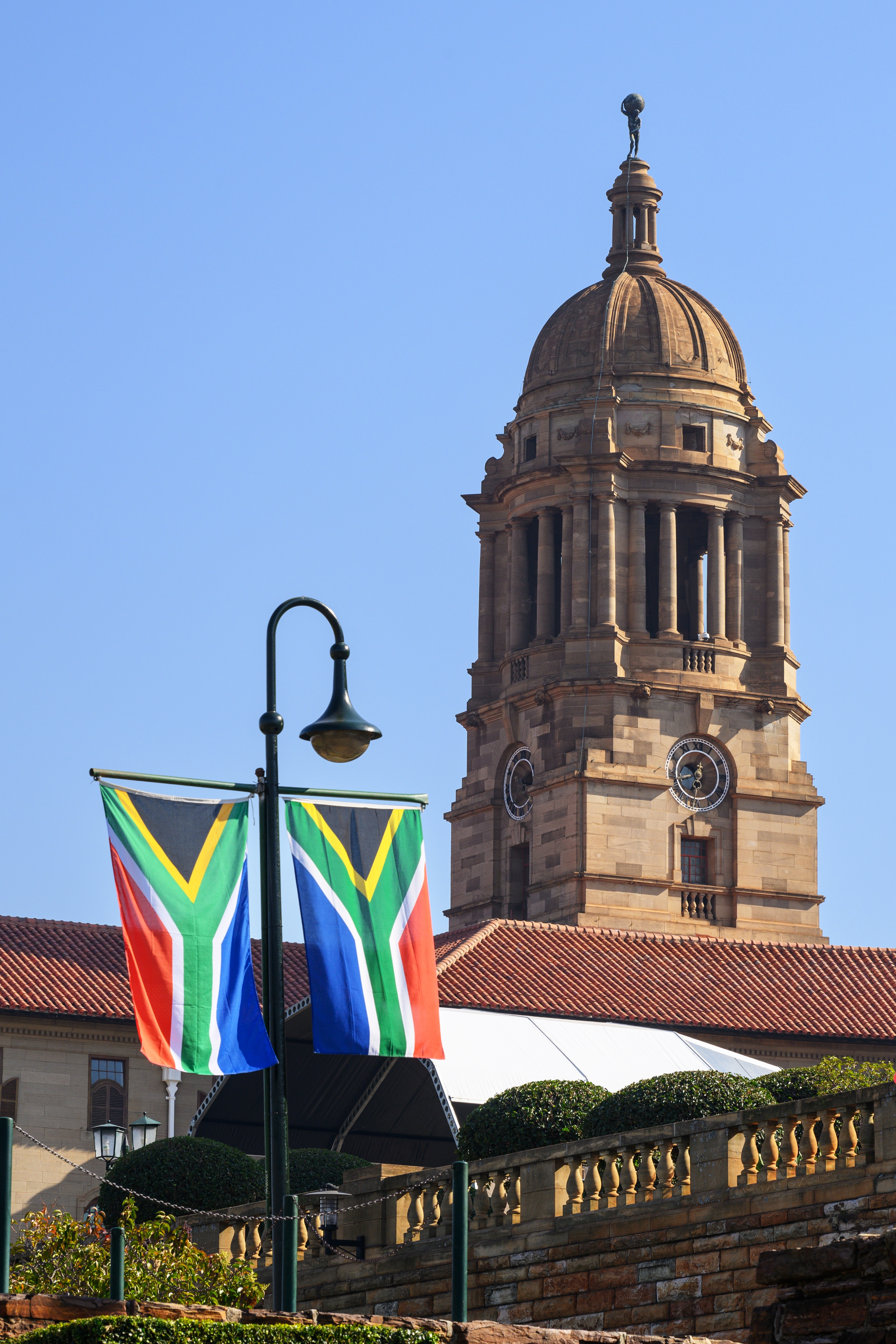 Historiske Union Buildings i Pretoria med sydafrikanske flag og clocktårn