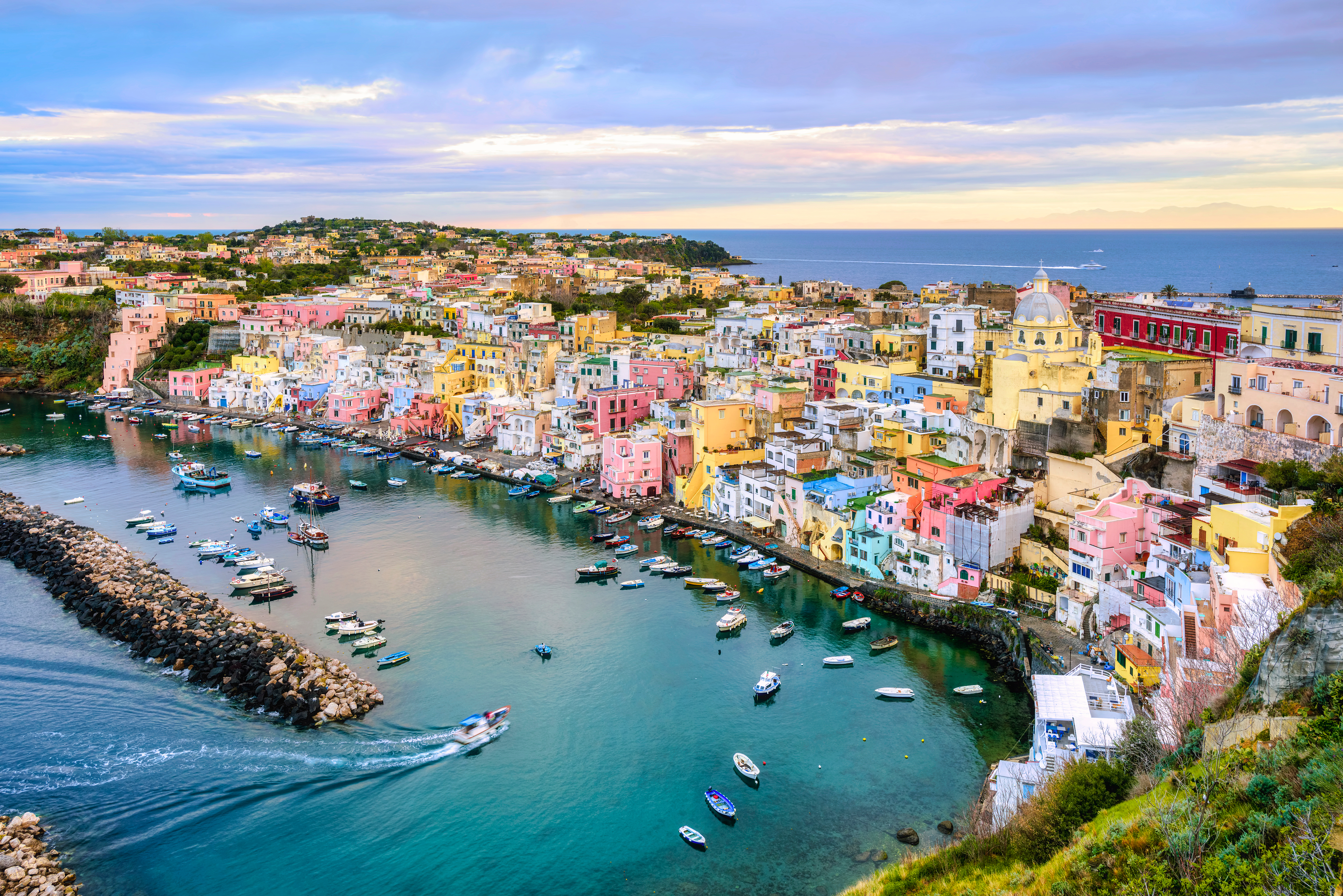 Farverige huse og marina på Procida øen, Italien med både i turkisblåt middelhav