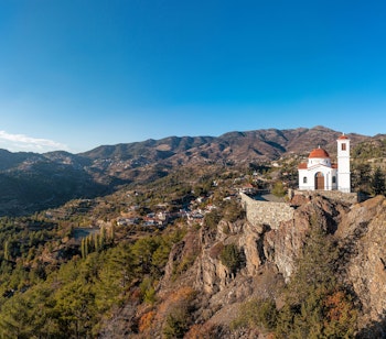Smuk udsigt over Profet Elias kirken på klippetop med panorama over Troodos-bjergene i Agridia, Cypern