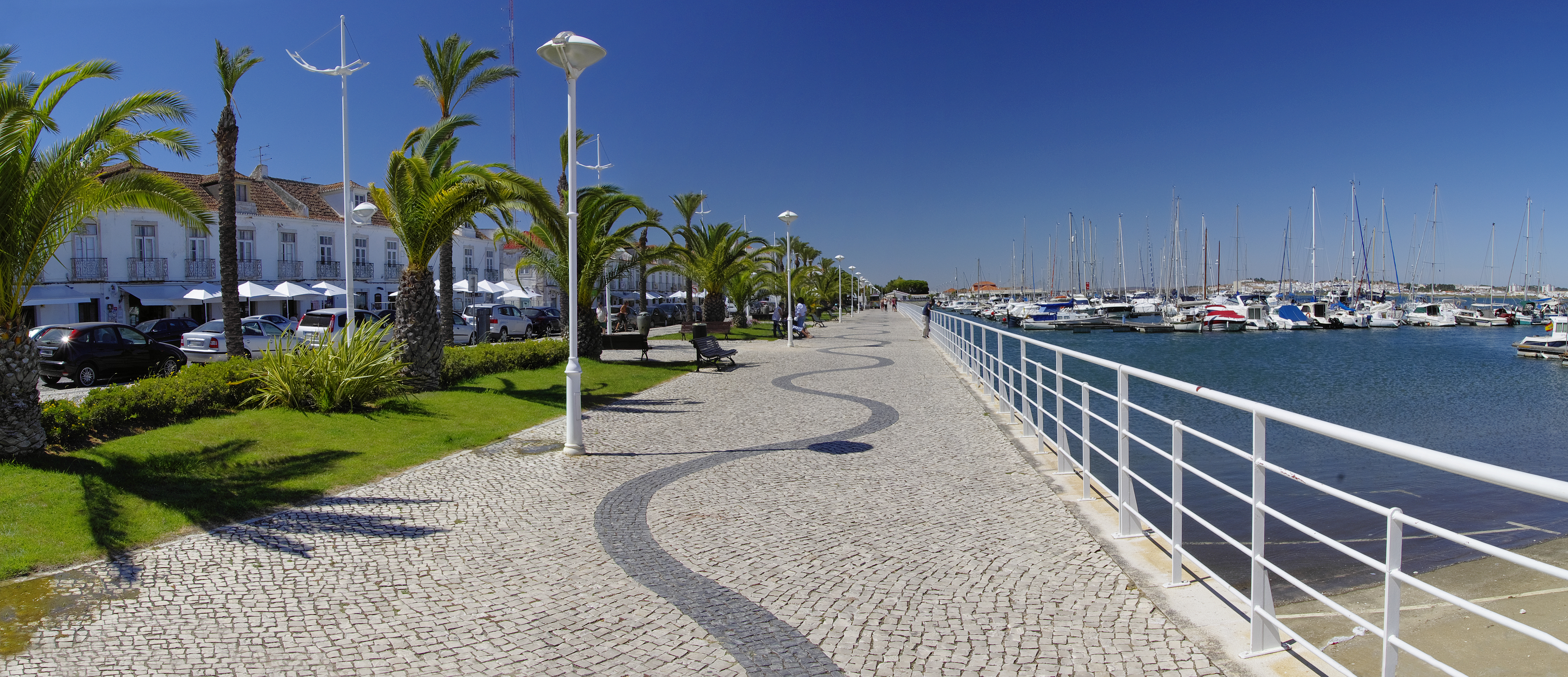 Charmerende promenade i Vila Real de Santo Antonio, en historisk grænseby i Algarve regionen med palmetræer og urban arkitektur