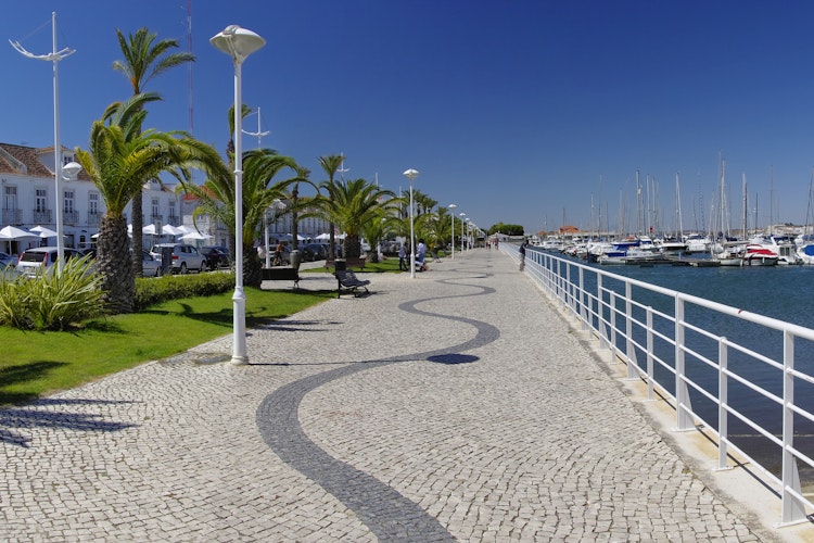 Charmerende promenade i Vila Real de Santo Antonio, en historisk grænseby i Algarve regionen med palmetræer og urban arkitektur